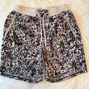 Men’s Lululemon Unlined shorts size small multicolor